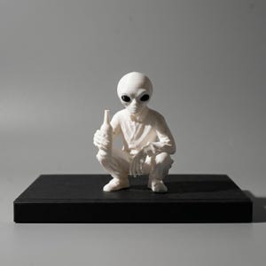 3D-geprint plastic buitenaards beeldje, grappig hurkend buitenaards figuurtje, sciencefiction bureaudecoratie, miniatuur van 7,5 cm