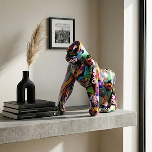 Escultura de gorila de resina colorida, figura de escritorio de arte pop para oficina moderna, decoración maximalista de 25 cm.