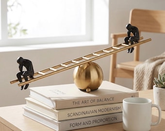 Gouden Balancerende Denker Sculptuur | Donkere Academia Bureaudecoratie | Cadeau voor Directie | Moderne Minimalistische Kunst | Ladder van Succes Beeld