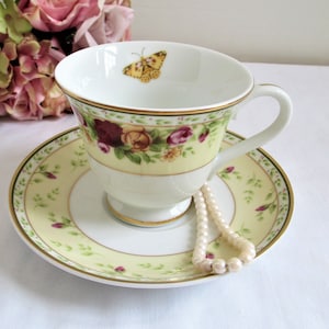 Royal Albert Lovely Duo Country Roses Pattern Seasons Of Colors With Butterfly Gilded Rimes, Bone English