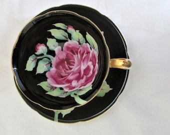 Xícara e pires deslumbrantes na cor preta com rosas pintadas à mão. Conjunto de xícara e pires de porcelana fina vintage da época da ocupação do Japão, com a marca G.Z.L.