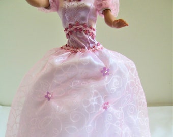 Barbie vintage satinada, y encaje rosa con lentejuelas de flores Vestido de fiesta Vestido de fiesta hecho a mano OOK (muñeca no incluida) (soporte no incluido)