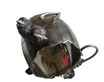 Servilletero victoriano antiguo con figura de pollito saliendo de un huevo con espoleta Derby Silver Co., casa victoriana plateada, cocina victoriana