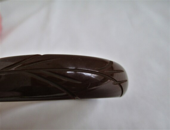 Vintage Bakelite Bangle Carved Brown Bracelet Unu… - image 4