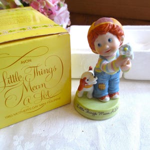 Avon Vintage 1983 Avon Urocze małe rzeczy znaczą WIELE Figurka porcelanowa w oryginalnym pudełku. Kolekcjonerska figurka Avon z lat 80.