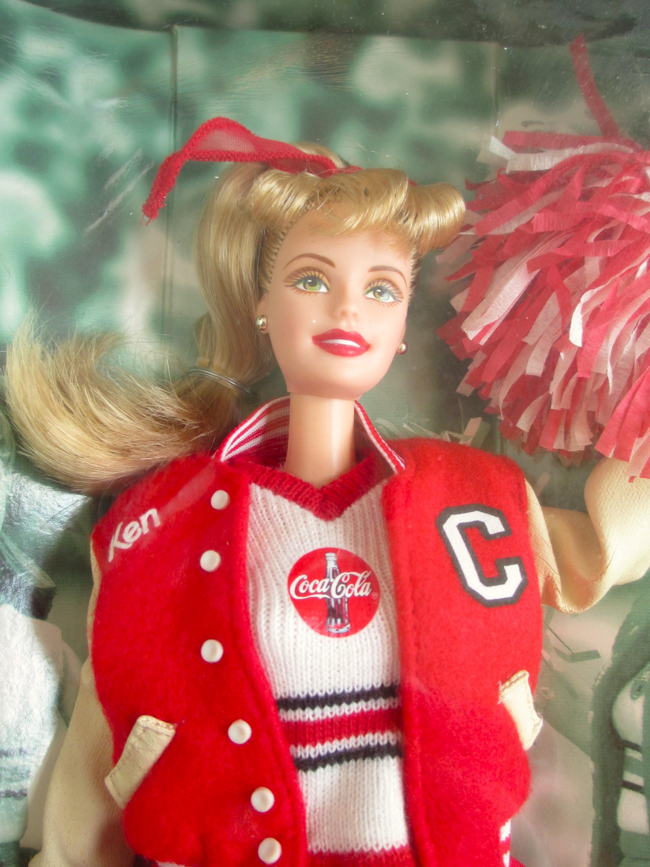 Barbie Coca-Cola Cheerleader Pompons 2000 Mattel 28376 - NRFB Boîte Abîmée