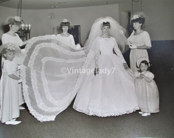 ヴィンテージ写真 1966年 花嫁の美しいウェディングドレスと花嫁介添人