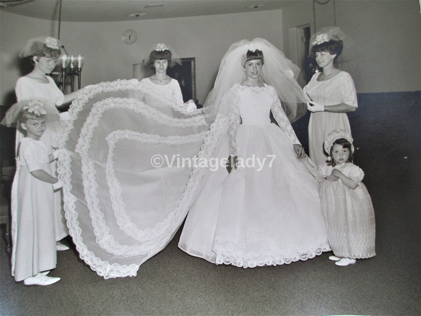 ヴィンテージ写真 1966年 花嫁の美しいウェディングドレスと花嫁介添人