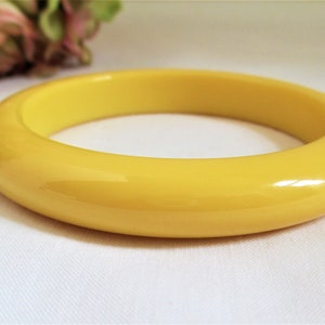 Bracelet jonc 1/2 large en bakélite jaune vintage, bracelet insolite, bijoux vintage