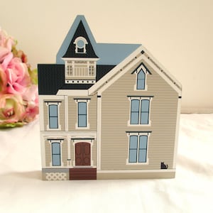 Vintage Cats Meow Village The Sands House Pentwater Michigan  Exclusive HTF Faline Cat’s Meow Shelf Sitter  Retired
