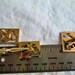 Boutons De Manchette Vintage Années 1950 - Motif Canard Et Fusils Croisés - Marque SWANK - Réf. 102915 - Occasion Bon état