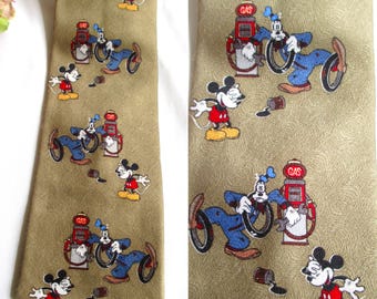 Onbeperkte vintage stropdas Goofy en Mickey benzinepomp lichtbruine stropdas Fantastische kleur en ontwerp Leuke stropdas