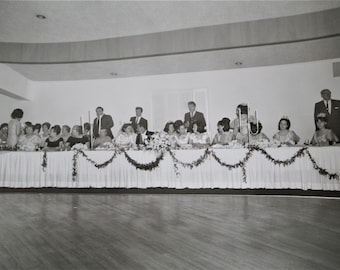 Vintage foto 1966 bruid en bruidegom aan tafel bruiloft ARCHIEF van FOTOGRAAF Uniek 8 x 10