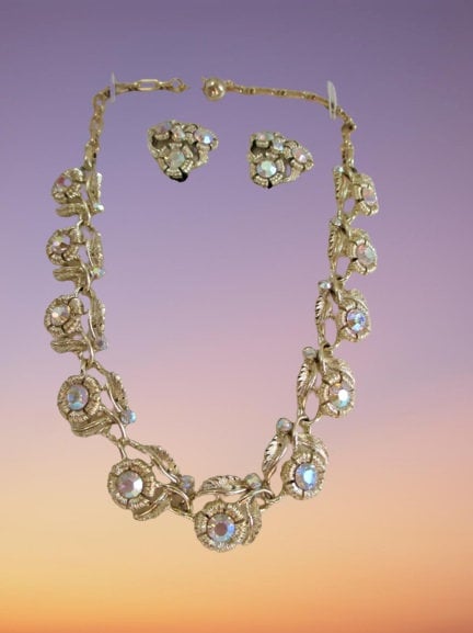 ヴィンテージネックレスとイヤリング ゴールドフラワー オーロラ