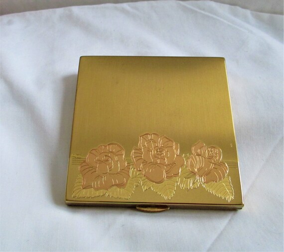 Vintage 50s Courting Couple Compact with Raised Floral Edges Unsigned Compact Mid Century Gold Tone Powder Compact with Mirror