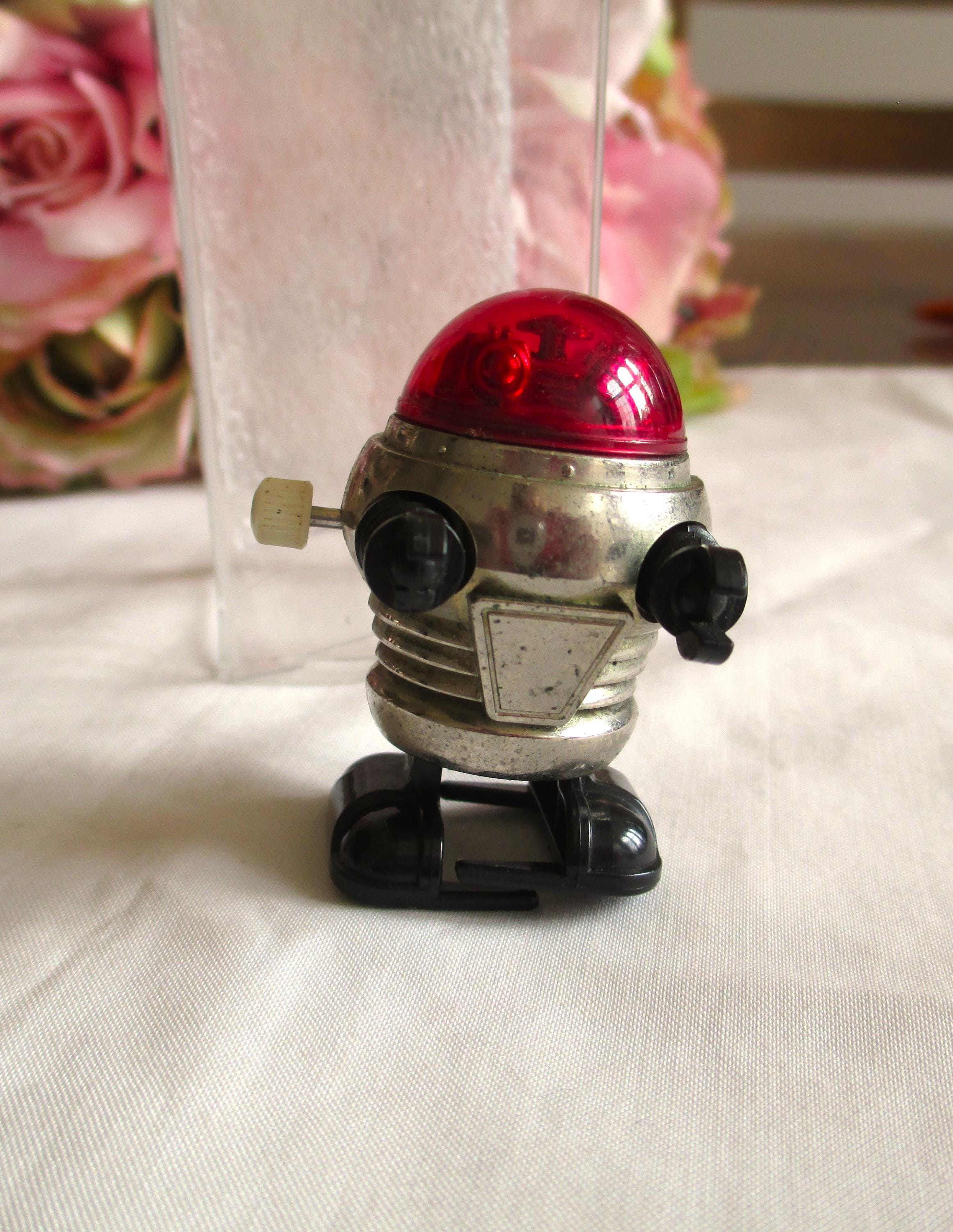 年代物(1960年代頃) ゼンマイ仕掛けのウォーキングロボットさん 香港製 年代物(1960年代頃) ゼンマイ仕掛けのウォーキングロボットさん 香港製