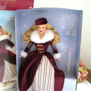 Barbiepuppe Viktorianische Eiskunstläuferin Barbiepuppe auf Spieluhr #27431 Vintage Mattel 2000