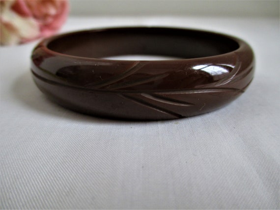 Vintage Bakelite Bangle Carved Brown Bracelet Unu… - image 5