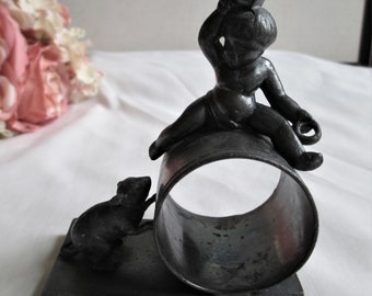 Anillo de servilleta victoriano antiguo con figura de niño raro perseguido por un ratón, original de Middletown, bañado en plata, simplemente impresionante casa victoriana