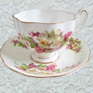 Queen Anne Teetasse & Untertasse Schöne Blumen Teetasse und Untertasse Set England Teeparty, Antikes Bone China Vintage Teetasse Set