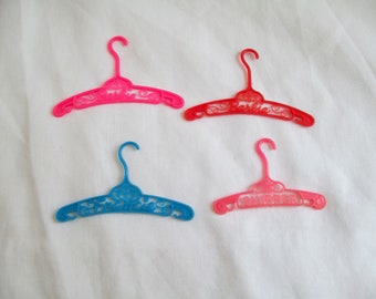 Vintage Barbie jaren 60-70 mod-tijdperk filigraan barbiepoppenkleerhangers Barbie, Francie en schipper