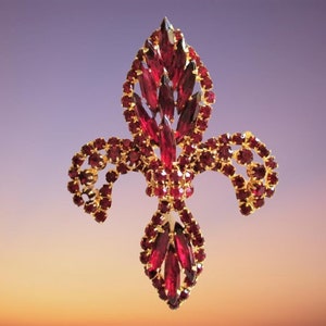 Vintage speld D&E Juliana grote fleur de lis gelaagde granaatrode ongewone strass broche / speld GEWELDIG! Vintage sieraden van Vintagelady7