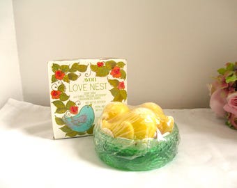 Jabonera vintage verde Love Nest de Avon con pájaros amarillos Jabones Hostess Spring Love Nest Coleccionable y caja original Avon Collectible