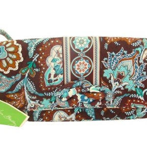 Op de afbeelding: Een bruine en blauwe paisley-gepatroneerde handtas met een strikdetail. De tas heeft een korte band en een Vera Bradley-logo-label.