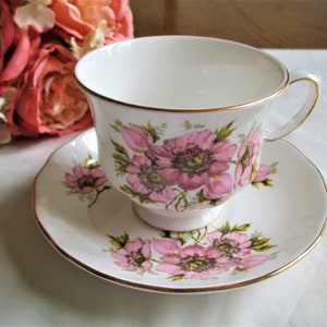 Queen Anne Teetasse und Untertasse Muster 8470 Hübsche rosa Blumen Teetasse und Untertasse Set England Teeparty, antikes Bone China Vintage Teetassen-Set