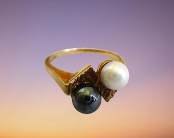 Anillo vintage de perlas blancas y negras de 10k, anillo tipo bypass, talla 7 1/2. ¡Una pieza de lo más inusual! ¡IMPRESIONANTE!