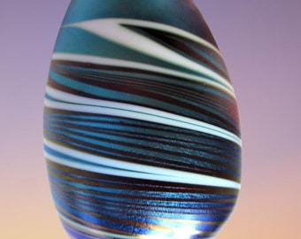 Orient & Flume Paperweight 1979 Stunning Iridescent Blue Pulled Feathers Egg shaped Paperweight Signed Ed Alexander Handmade