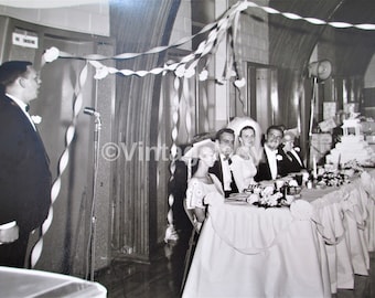 Vintage foto 1966 bruid en bruidegom bruiloft bij receptie getuige toespraak archief van fotograaf uniek 8 x 10
