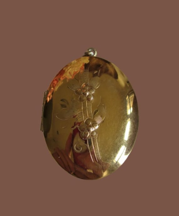 Vintage Large Locket Repousse Flowers Victorian Lo