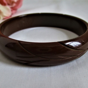 Bracelet jonc vintage en bakélite, bracelet marron sculpté, insolite, superbe bracelet, bijoux vintage