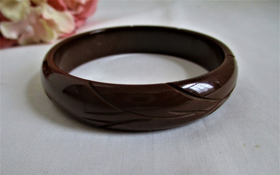 Vintage Bakelite Bangle Carved Brown Bracelet Unu… - image 1