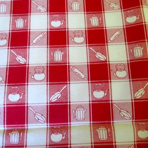 Puede incluir: Mantel de mesa a cuadros rojos y blancos con un patrón repetido de teteras, rodillos de amasar y espátulas.