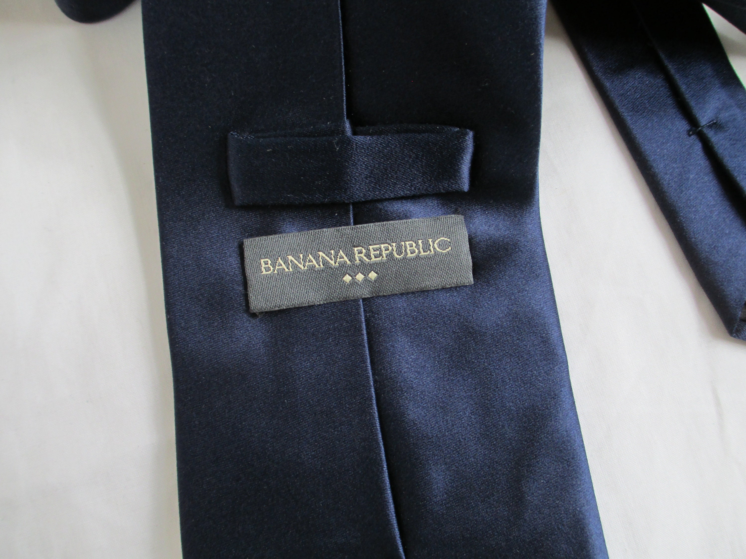 Cravate Banana Republic 100% Soie - Gris Brillant - Longueur 145 Cm - Vintage