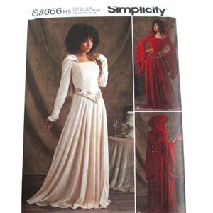 Puede incluir: El patrón Simplicity S8866 presenta un vestido de estilo medieval con mangas largas y un corpiño detallado. El patrón también incluye una túnica con capucha roja. La imagen muestra el diseño del vestido y el logotipo de Simplicity.