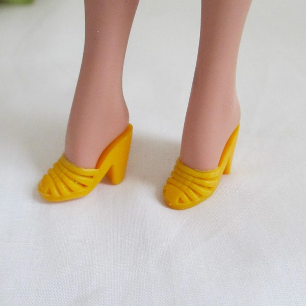 Barbie Doll Vintage Superstar Era Squishy Textured Yellow Sandals Shoes  HTF