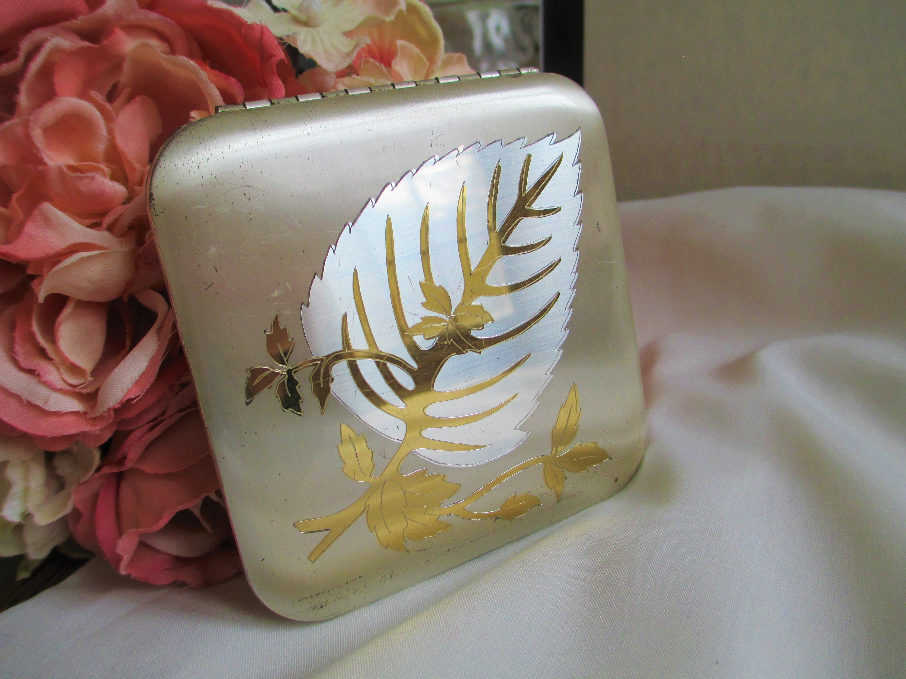 ヴィンテージ コンパクト リーフ パターン ピルチャー パウダー