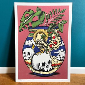Può includere: Stampa artistica incorniciata con un'illustrazione dettagliata di un vaso. Il vaso contiene un uccello, teschi e una farfalla, con piante verdi. Lo sfondo è rosa. L'opera d'arte ha uno stile illustrativo unico.