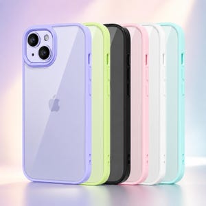Puede incluir: Una colección de cinco fundas para smartphone dispuestas en fila, con un marco en color lavanda, verde lima, negro, rosa suave y azul claro. Cada funda tiene un panel trasero transparente, un recorte para la cámara y botones laterales.