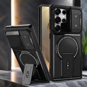 Puede incluir: Funda de teléfono negra con cubierta deslizante para la cámara y soporte integrado. La funda presenta el texto "NEW & CASE" y un diseño circular con un símbolo de carga. El soporte tiene un símbolo de carga. La funda está diseñada para proteger el teléfono.