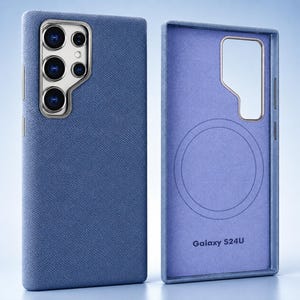 Puede incluir: Juego de dos fundas para teléfono. La funda exterior es azul texturizado con un recorte plateado para la cámara. La funda interior es azul claro con un diseño circular y el texto "Galaxy S24U".