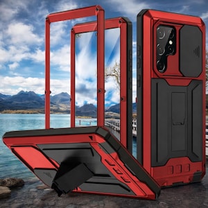 Puede incluir: Funda protectora roja y negra para teléfono con soporte integrado. La funda tiene un diseño resistente con una cubierta deslizante para la cámara. La funda se muestra en varias piezas, incluido un marco y el cuerpo principal, sobre un fondo escénico.