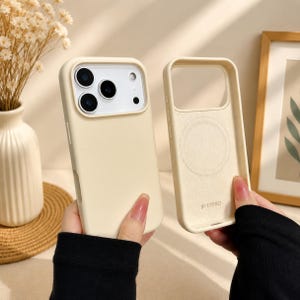 Puede incluir: Una funda de teléfono de color crema sólido con un recorte elevado para la cámara y una carcasa interior a juego que presenta un diseño de anillo magnético circular y el texto IP 17PRO impreso en el interior, mostrando ambas vistas.