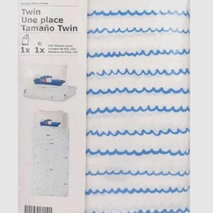 May include: UPPTÅG twin-size bedding set with a white background and blue wave pattern. The set includes a duvet cover and pillowcase. The packaging displays the text "Twin", "Une place", and "Tamaño Twin". The set has a 152 thread count.