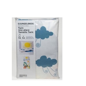 May include: A white twin-size bed sheet set with a blue cloud design. The packaging includes the text "DJUNGELSKOG" and "Twin One piece Tamaño Twin". The sheet set features two blue cloud designs with rain and wind details.
