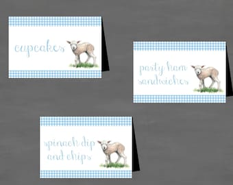 Puede incluir: Tres tarjetas de carpa de comida imprimibles con un patrón de cuadros azules y blancos. Cada tarjeta presenta una ilustración de acuarela de un cordero y un texto que dice "cupcakes", "sándwiches de jamón de fiesta" y "dip de espinacas y patatas fritas".