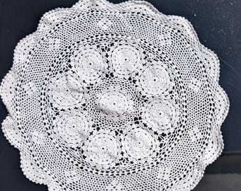 ヴィンテージ風ハンドメイドの白いかぎ針編みドイリー - 丸いレースのテーブルセンターピース